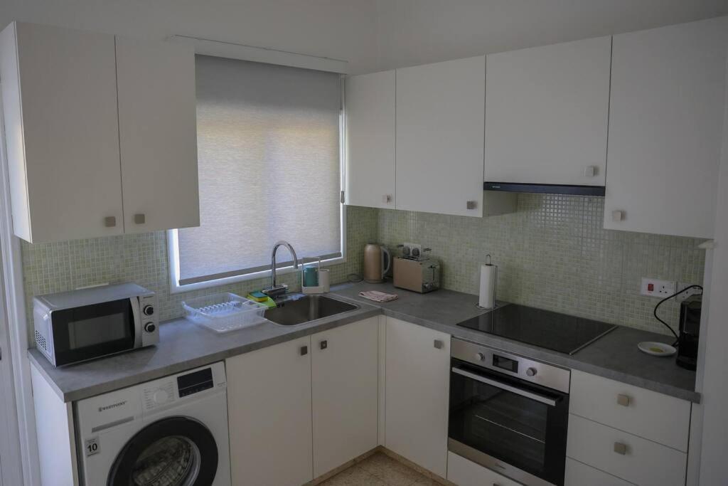 Cozy 2 Bdr Free Parking Wifi Apartment