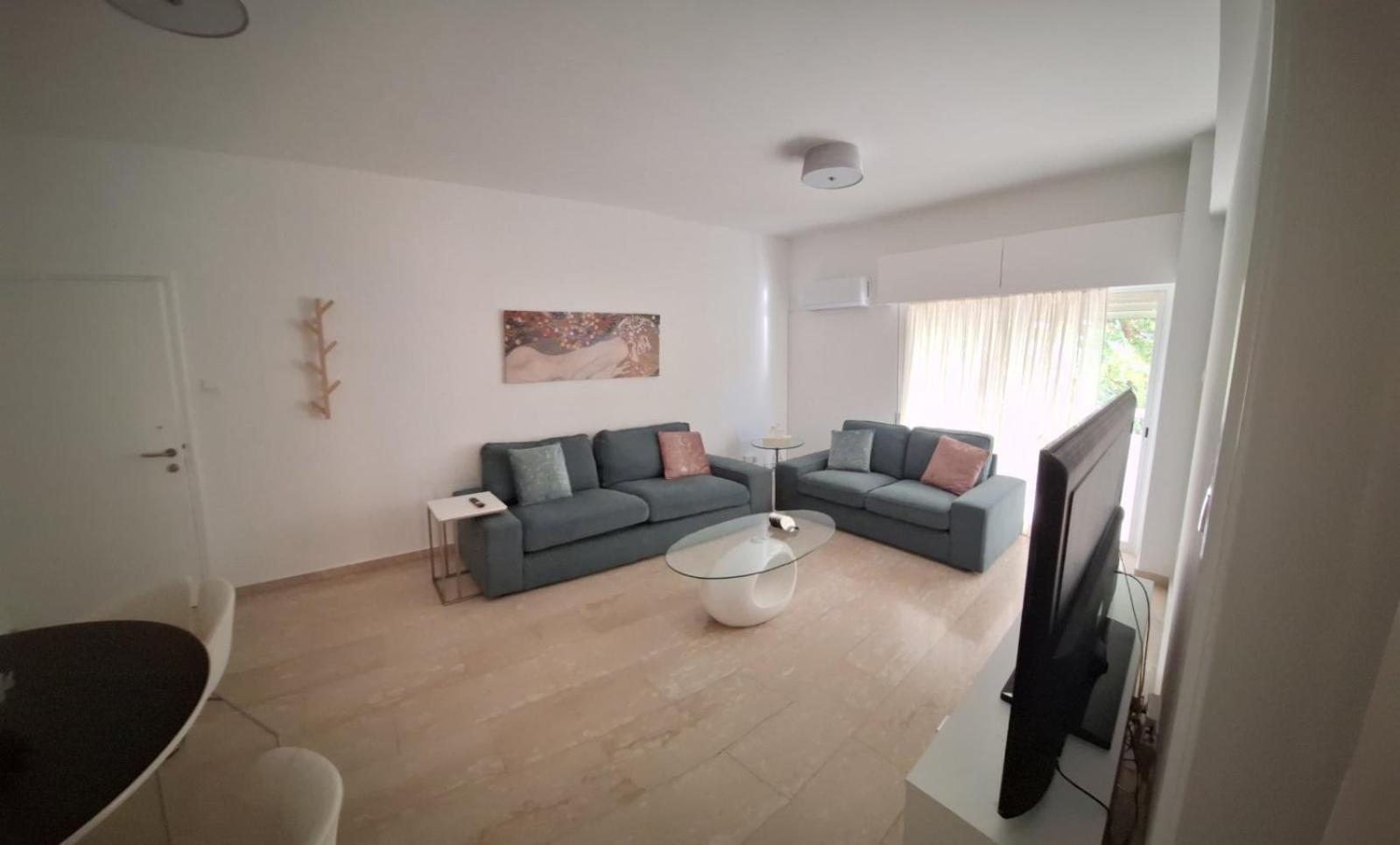 Cozy 2 Bdr Free Parking Wifi Apartment Nikosia